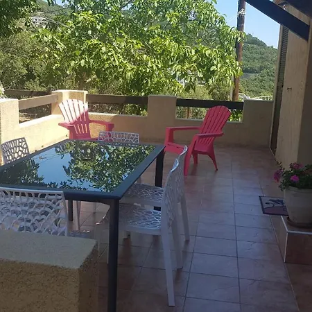 Bas De Chez Mr.girolami Dominique Holiday home *
